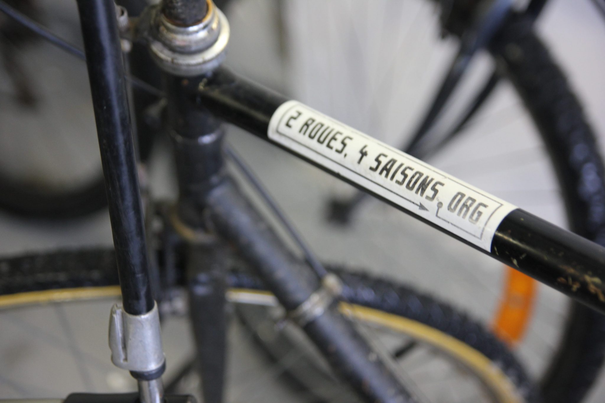 Stickers "2 roues, 4 saisons" aplliqué sur un vélo.