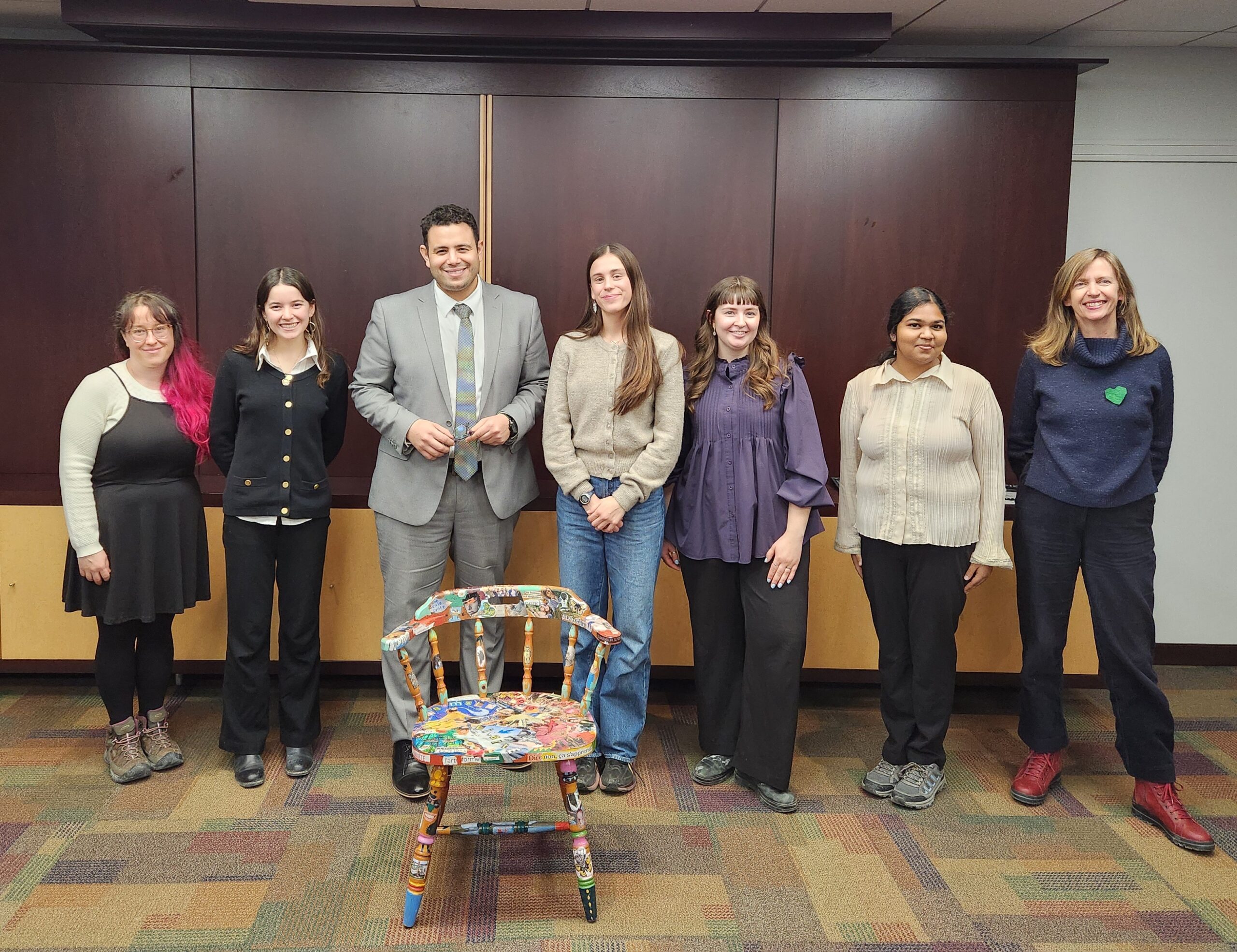 Des jeunes remettent une Chaise des générations au ministre responsable de la Jeunesse du Québec